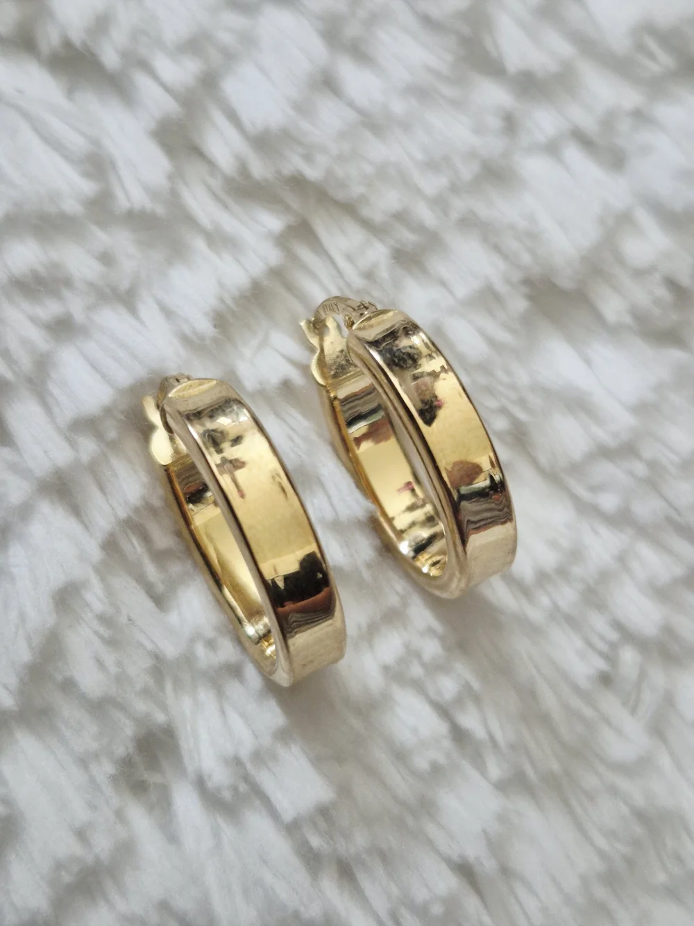 Vintage 18k Yellow Gold Oval Hoop Earrings